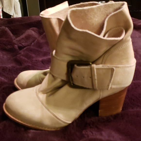 Splendid cream coloured buckle boots. Size 6. - Picture 3 of 10